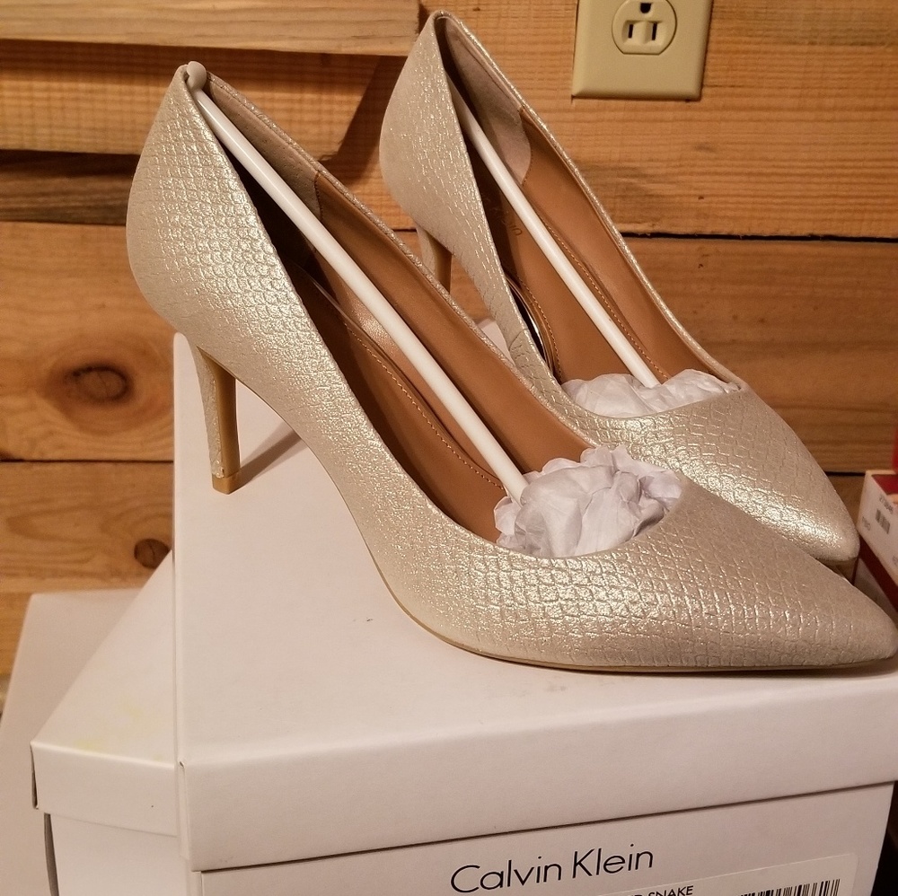 Silver/ Grey pumps